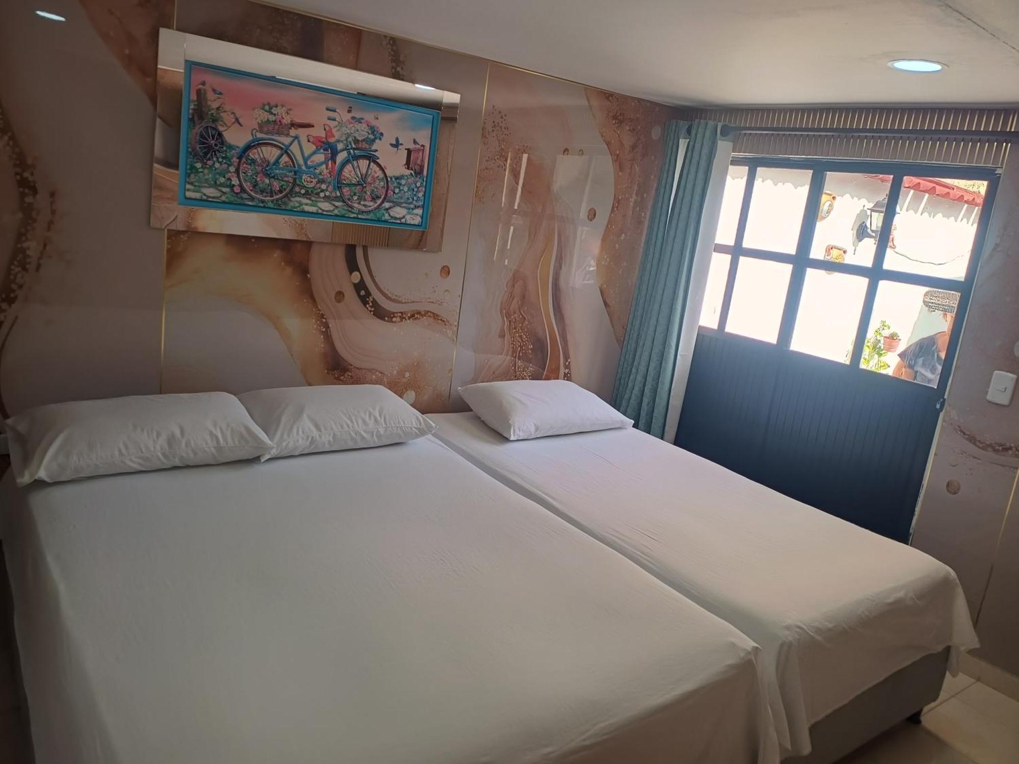 Hostal Dona Betty 2 — Photos 1